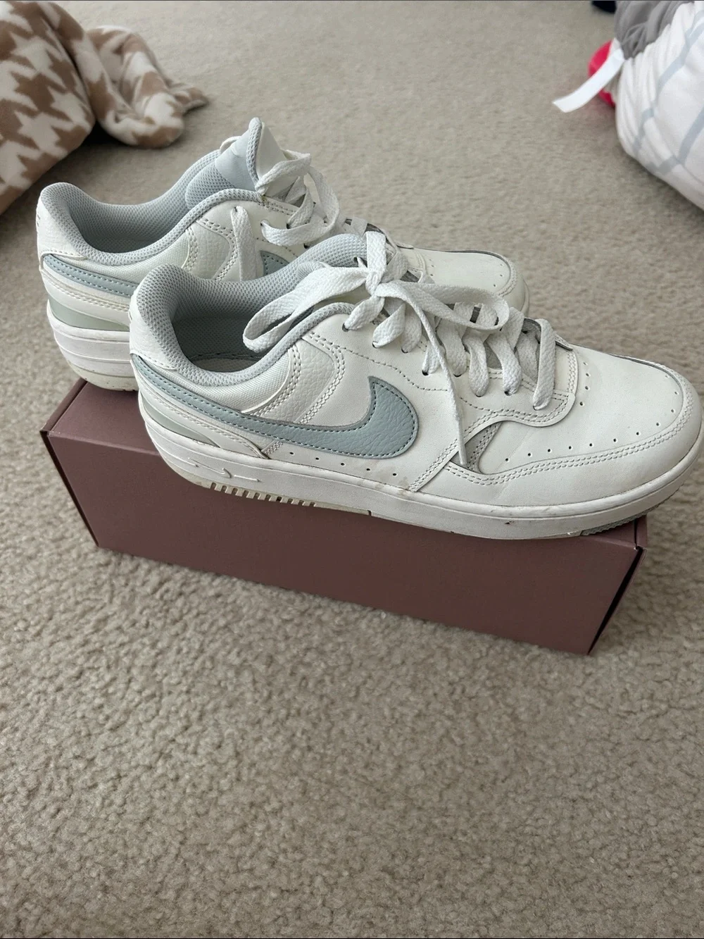 Nike Low-Top Sneakers in Off-White with Light Gray Swoosh